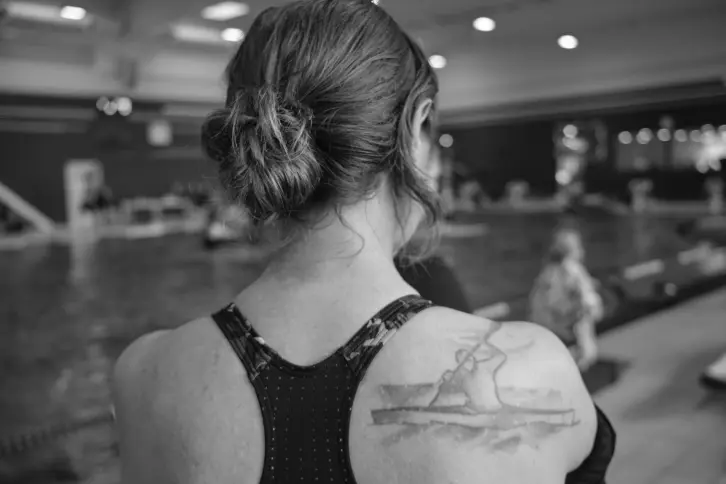 Frau mit einem t&auml;towierten Paddler auf der Schulter.