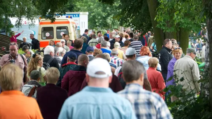 Rihige und friedliche Menschenmassen bei einem Fest