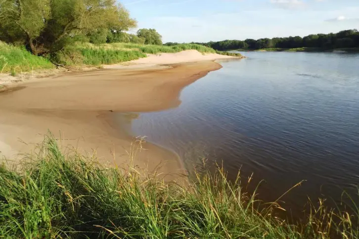Sandstrand an einem Fluss