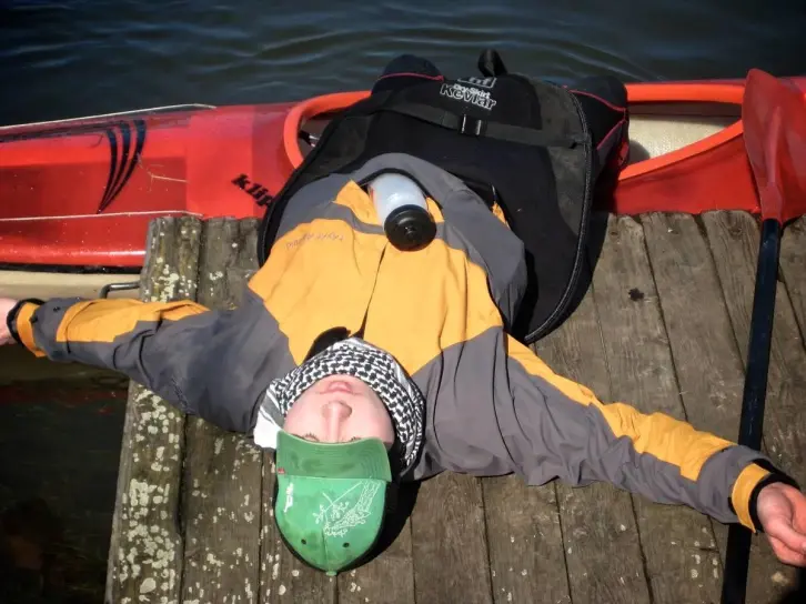 Paddler liegt erschöpft auf dem Rücken.