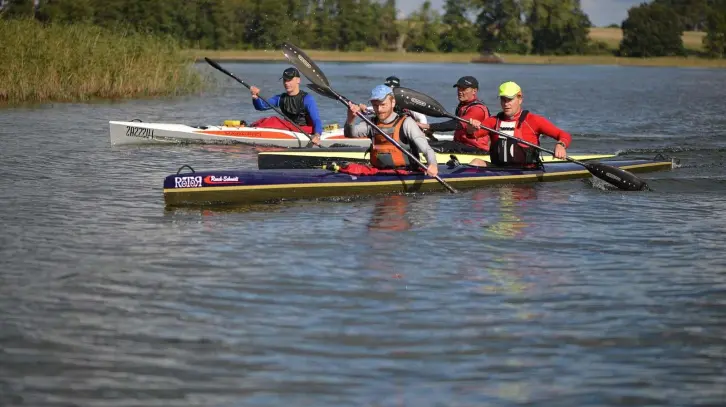 Zwei Zweier-Kajaks auf dem Wasser.