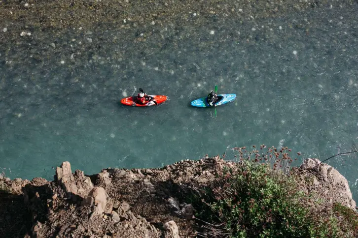 Zwei Paddler auf einem Fluss