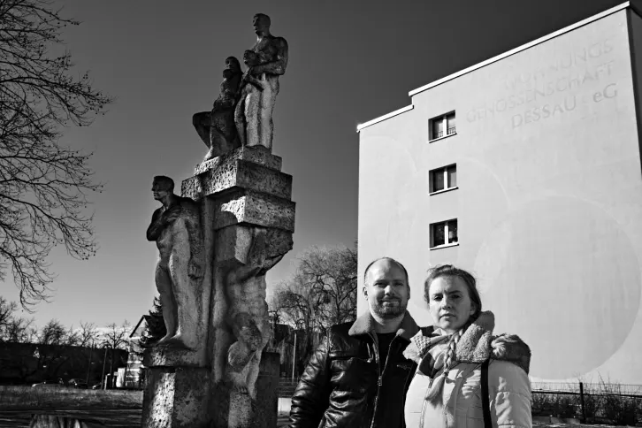 Zwei Personen vor einem Denkmal