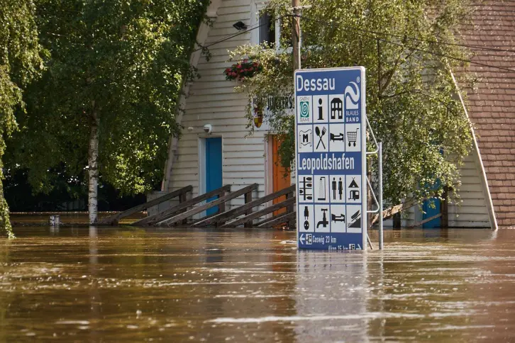 Überschwemmtes Bootshaus im Hochwasser
