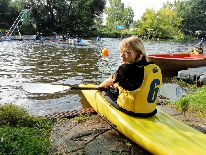 Junge Frau im Kanupolo-Boot.