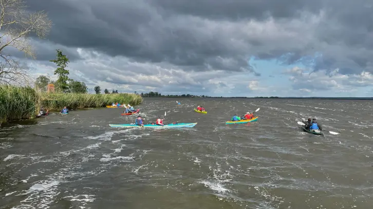 Paddelr auf rauen Wasser.