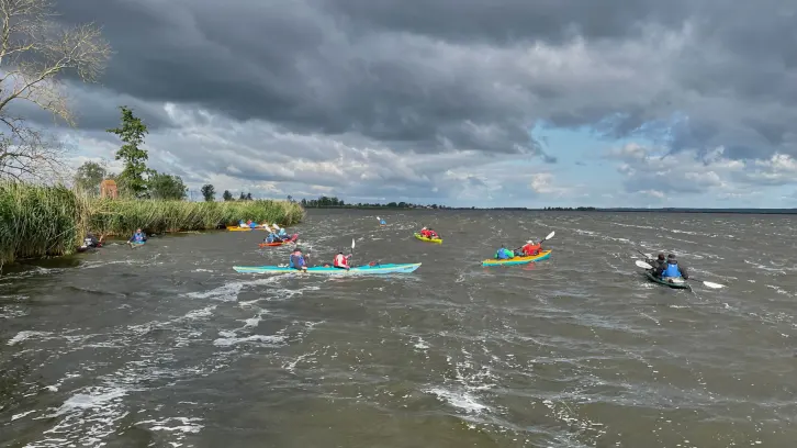 Paddelr auf rauen Wasser.