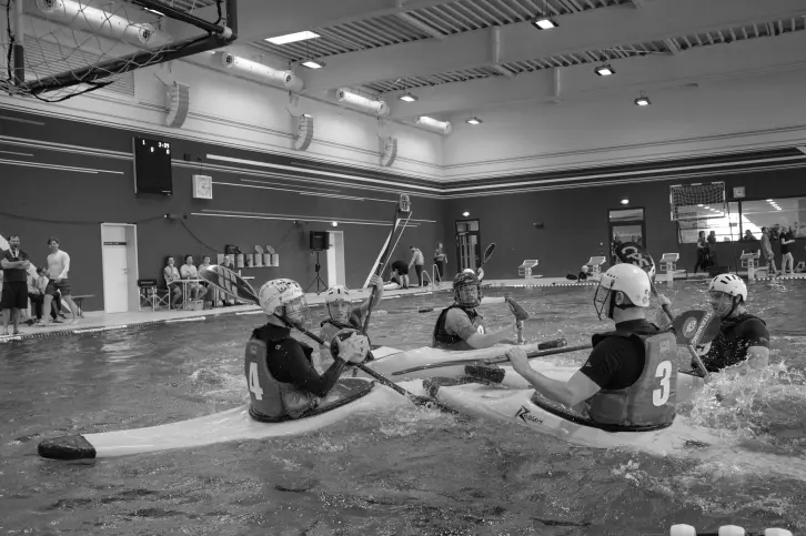 Kanupolospieler in Schwimmhalle